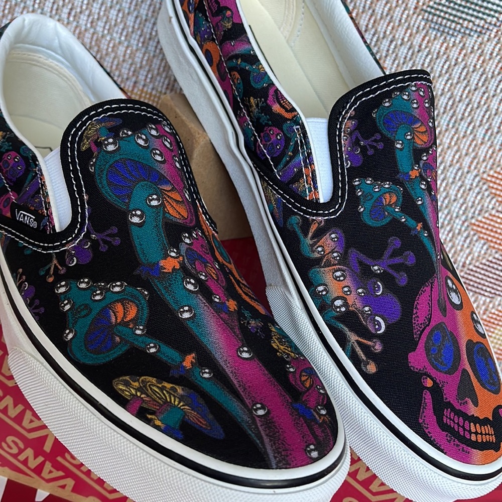 Vans  WMNS Classic Slip-On
Trippy Drip Black Multi
VN0A7Q5DOZB
sneakers